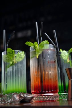 Koyu arkaplanda limonlu ve naneli kokteyl.