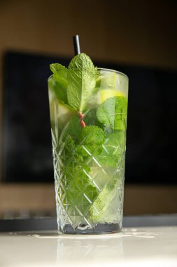 Koyu arkaplanda naneli limonlu mojito kokteyli.