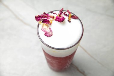 Süt ve böğürtlenli taze meyve püresi