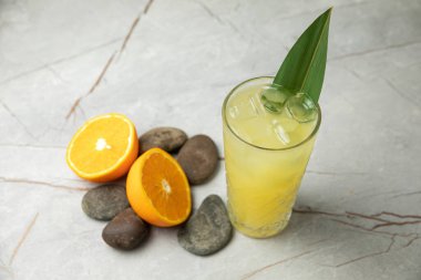 Limonlu taze portakal suyu ve ahşap zemin üzerinde nane.