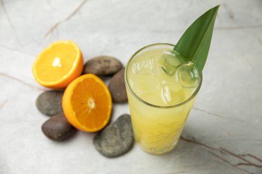 Limonlu taze portakal suyu ve ahşap zemin üzerinde nane.