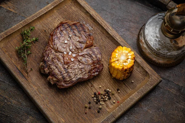 Costelas Grelhadas Uma Mesa Madeira — Fotografia de Stock