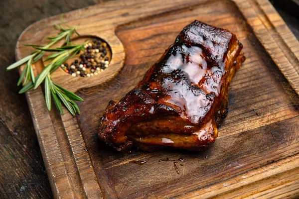 Costelas Grelhadas Uma Mesa Madeira — Fotografia de Stock