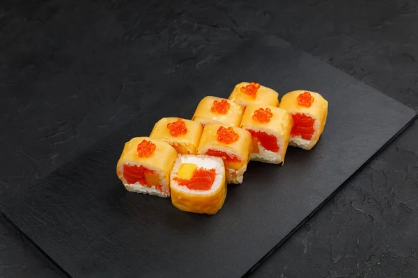 带鲑鱼和奶酪的寿司卷 黑色底色 — 图库照片