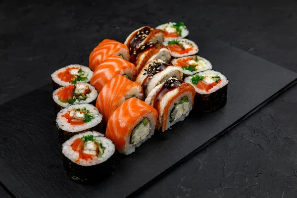 寿司的背景是黑色的 顶部视图 — 图库照片