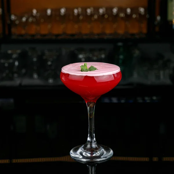 Cocktail Com Azeitonas Vermelhas Pretas Num Balcão Bar — Fotografia de Stock