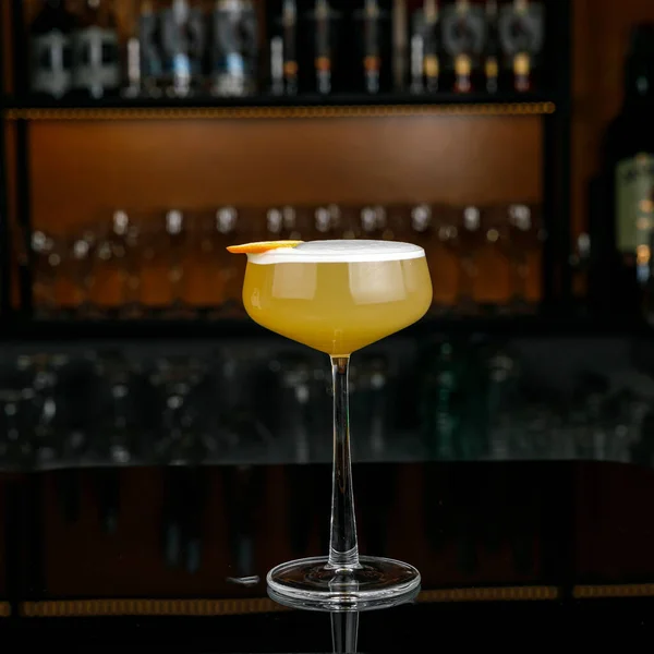 Barman Een Cocktail Een Bar — Stockfoto