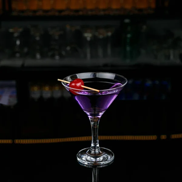 Cocktailglas Met Rode Olijven Een Bar — Stockfoto
