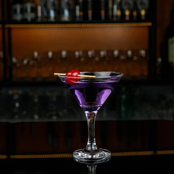 Cocktail Met Een Glas Rode Zwarte Olijven Een Bar — Stockfoto