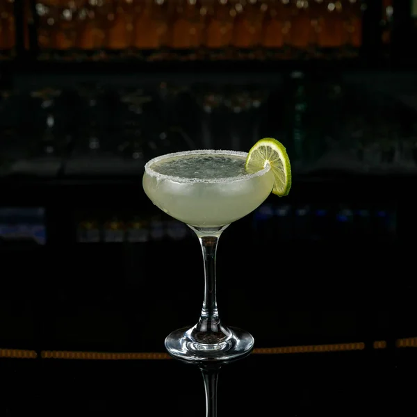Cóctel Con Limón Hielo Mostrador Del Bar — Foto de Stock
