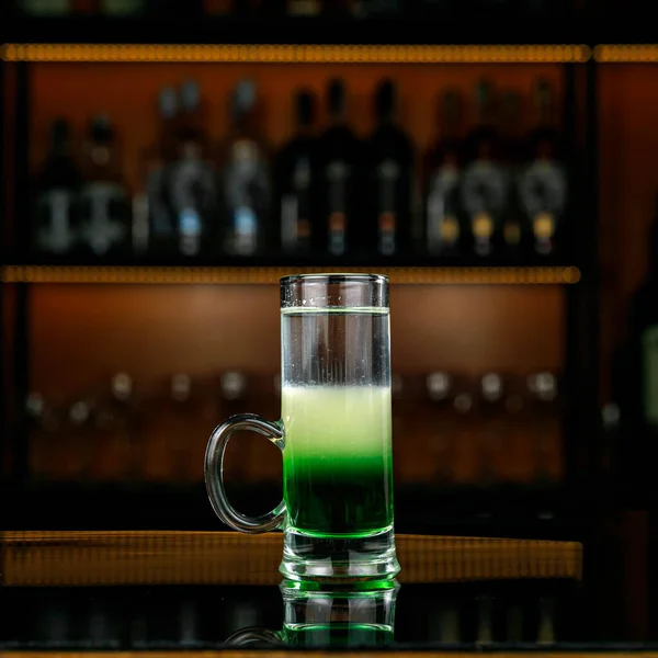 Verre Bière Avec Des Feuilles Vertes Dans Bar — Photo