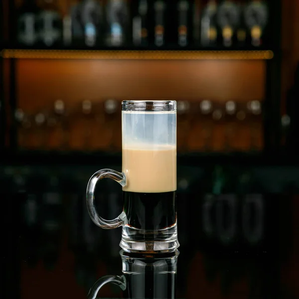 Bicchiere Whisky Con Cocktail Sul Bancone Bar — Foto Stock