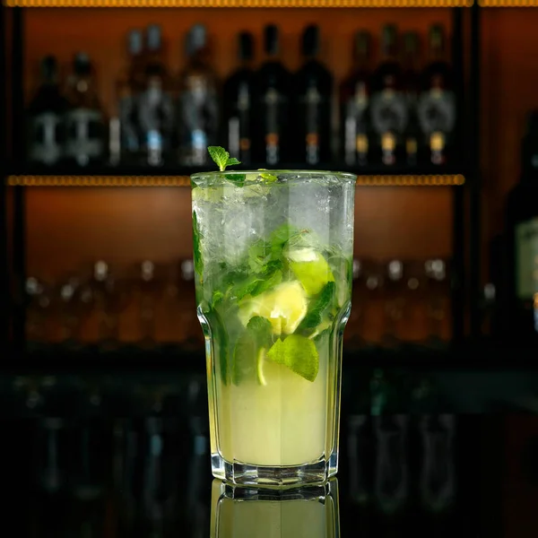 Taze limon ve naneli kokteyl.