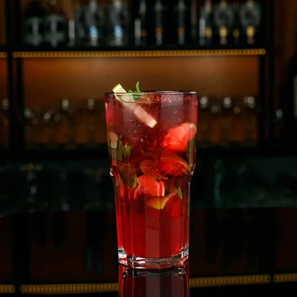 Kırmızı ve turuncu kokteyl, yaklaşın.