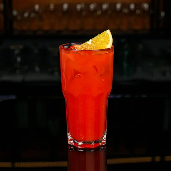 Cocktail Com Cubos Limão Gelo Balcão Bar — Fotografia de Stock