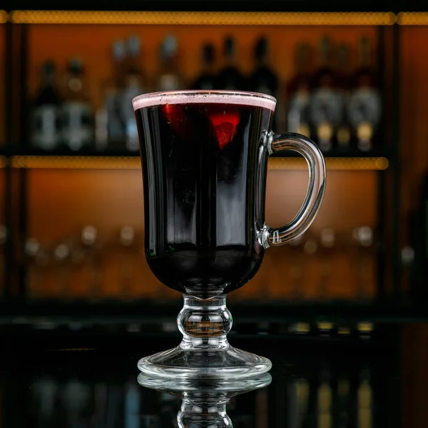 Copa Vino Tinto Con Hielo Anís Sobre Mesa Madera — Foto de Stock