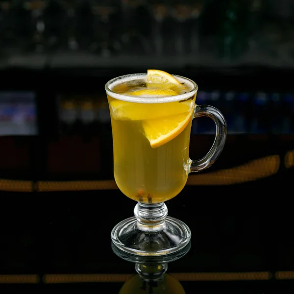 Copo Suco Laranja Com Limão Uma Xícara Chá — Fotografia de Stock