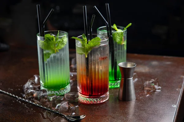 Cocktail Mit Limette Und Minze Auf Dunklem Hintergrund — Stockfoto