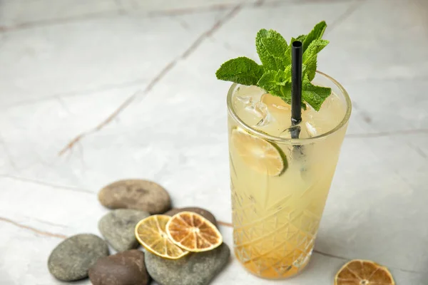 Färsk Citron Lemonad Med Och Mynta Trä Bakgrund — Stockfoto