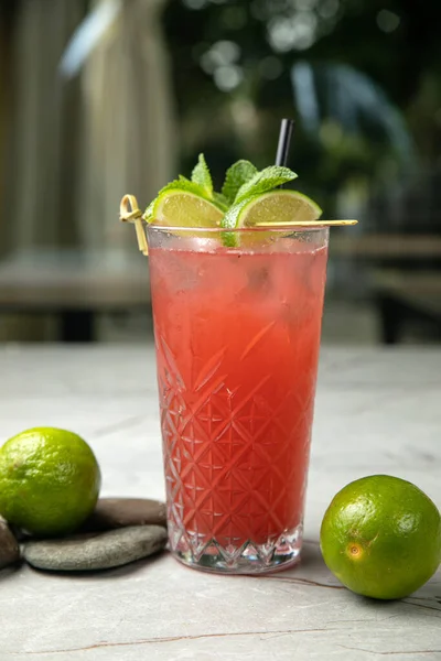 Cocktail Met Limoen Ijs Een Houten Tafel — Stockfoto
