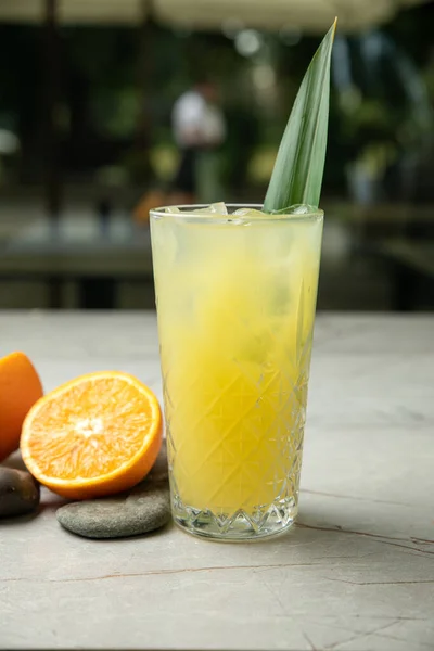 木の背景にレモンとミントの入ったフレッシュオレンジジュース — ストック写真