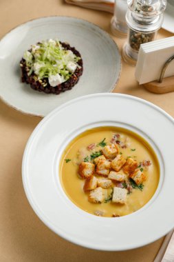 İş yemeği, iş kadını bir restoranda iş yemeği.