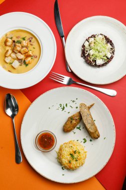 İş yemeği, iş kadını bir restoranda iş yemeği.