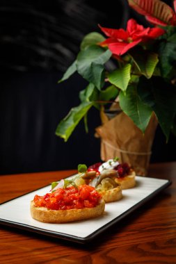 Peynirli bruschettalar, ton balığı, domates