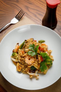 Bir restoranda deniz ürünleri tabakları