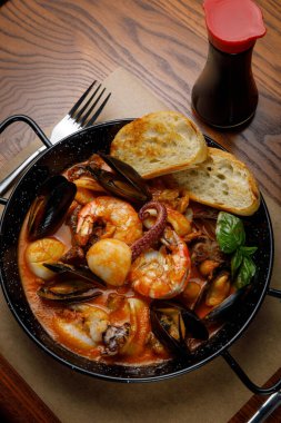 Bir restoranda deniz ürünleri tabakları