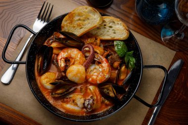 Bir restoranda deniz ürünleri tabakları