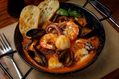 Bir restoranda deniz ürünleri tabakları