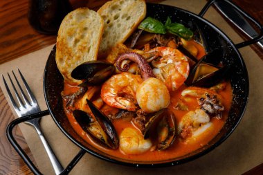 Bir restoranda deniz ürünleri tabakları