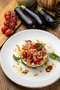 Geleneksel İtalyan mutfağında pilav, domates ve fesleğenli.