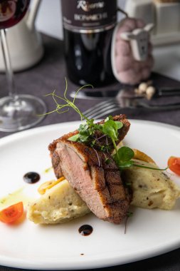 Sebzeli ızgara biftek ve beyaz tabakta baharat.