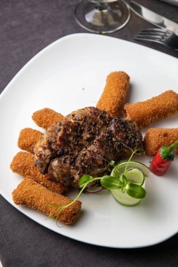 ahşap bir masa üzerine sebzeli risotto