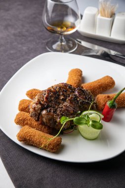 ahşap bir masa üzerine sebzeli risotto