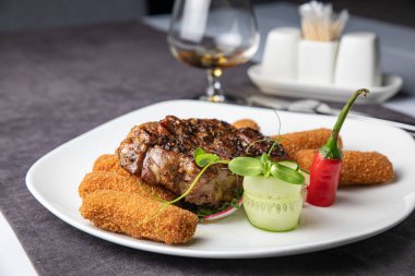 ahşap bir masa üzerine sebzeli risotto