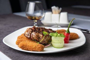 ahşap bir masa üzerine sebzeli risotto