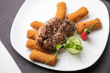 ahşap bir masa üzerine sebzeli risotto