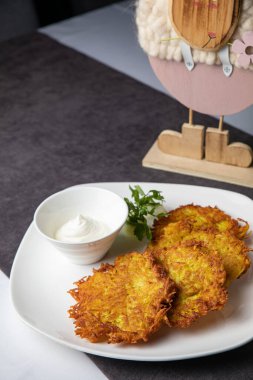 Susamlı ve peynirli kızarmış tavuk kanadı.