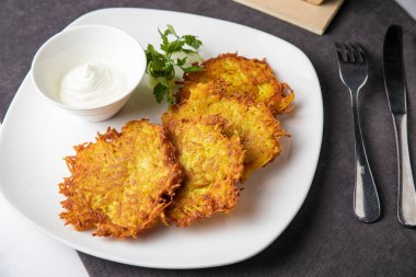 Patates püresi ve maydanozlu kızarmış tavuk kanadı.