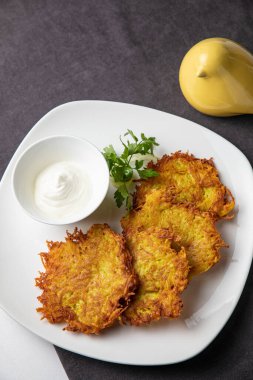 Limon ve susamlı kızarmış tavuk kanadı.