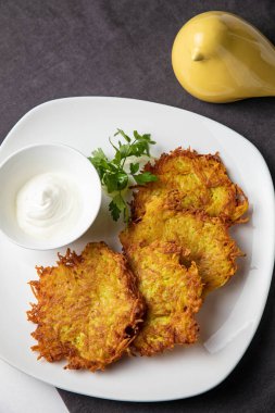 Limonlu ve yeşil soğanlı kızarmış tavuk kanadı.