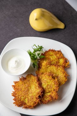 Limon ve susamlı kızarmış tavuk kanadı.