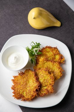 Limon ve susamlı kızarmış tavuk kanadı.