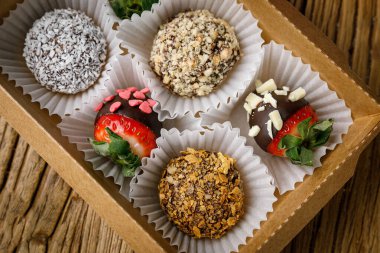 Çilekli ve fındıklı çikolata şekeri