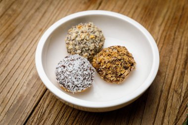 Beyaz tabakta susam tohumlu çikolatalı trüf.