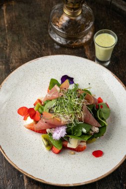 Çilekli salata, parmesan ve prosciutto.. 