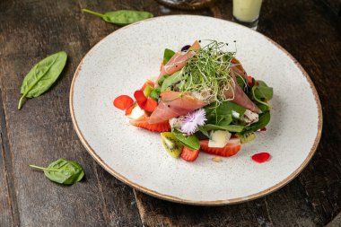 Çilekli salata, parmesan ve prosciutto.. 